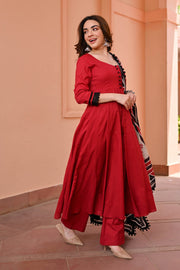 আলিশা: রুবি রেড মুল কটন আনারকলি সেট